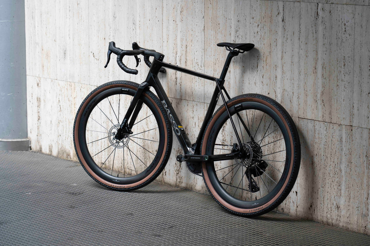 Non-drive side view of the Basso Palta III size L carbon gravel complete bicycle featuring Scope Artech carbon wheels, assembled by Cicli Corsa.