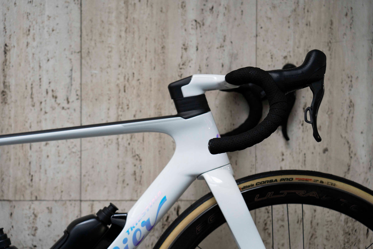 Close-up of the integrated Filante Bar carbon handlebar and clean cockpit setup on the Wilier Filante SLR Pure White complete bicycle by Cicli Corsa.