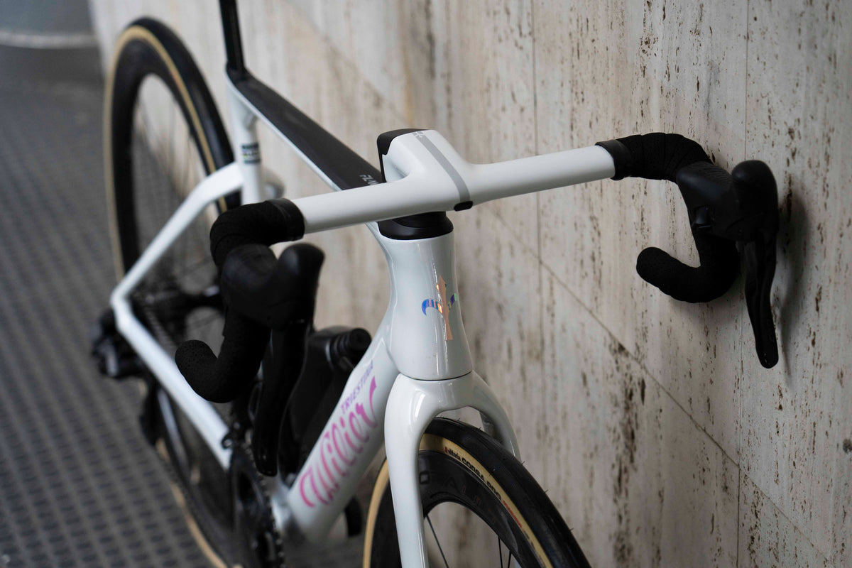 Front-end view of the integrated Filante Bar carbon cockpit and Campagnolo Super Record Wireless shifter levers on the Wilier Filante SLR Pure White complete bicycle by Cicli Corsa.